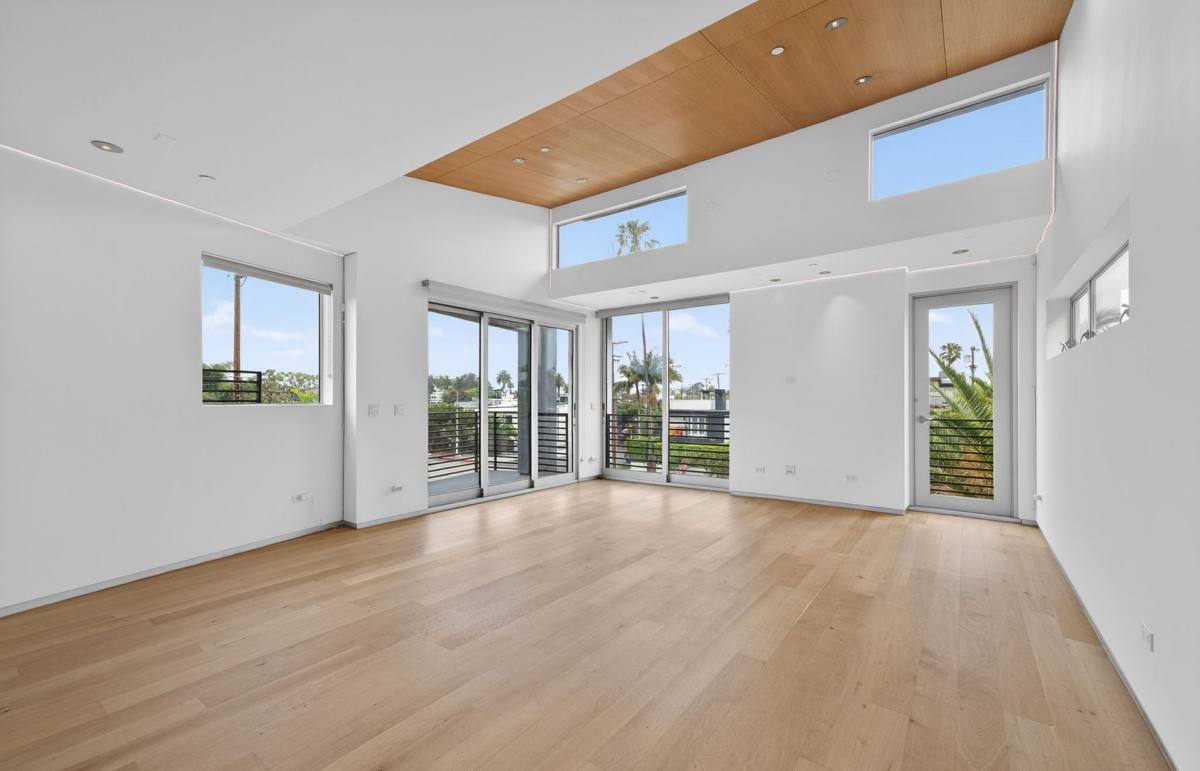 Apartment for rent at 404 Grand Blvd, Venice, CA 90291