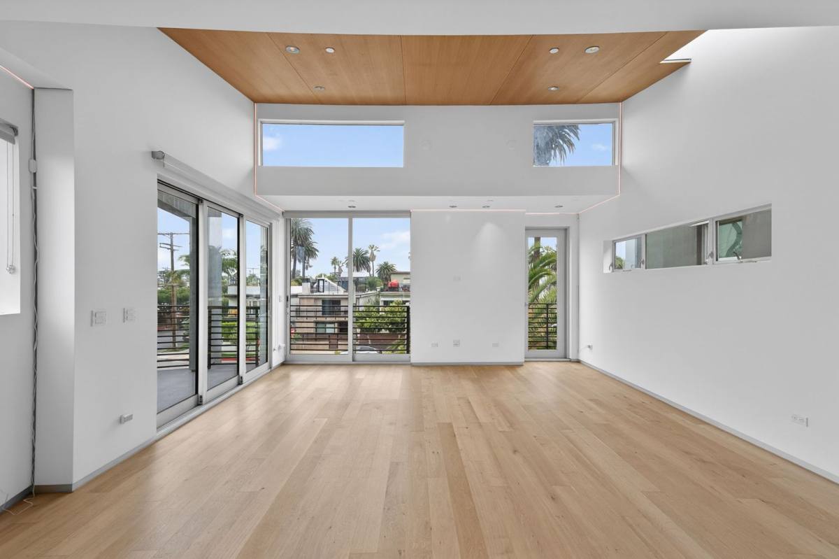 Apartment for rent at 404 Grand Blvd, Venice, CA 90291