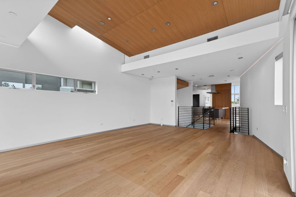 Apartment for rent at 404 Grand Blvd, Venice, CA 90291