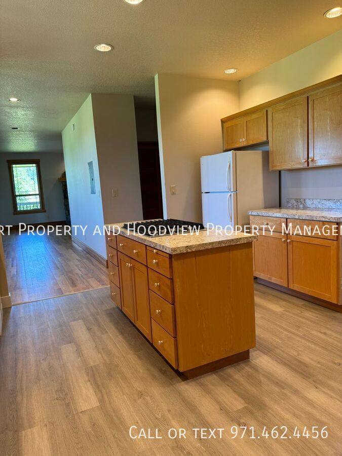 House for rent at 19383 Pine Ave, Sandy, OR 97055