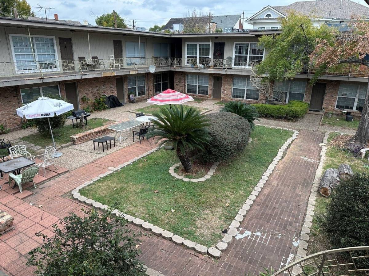 Apartment for rent at 820 W Alabama St #820-6, Houston, TX 77006