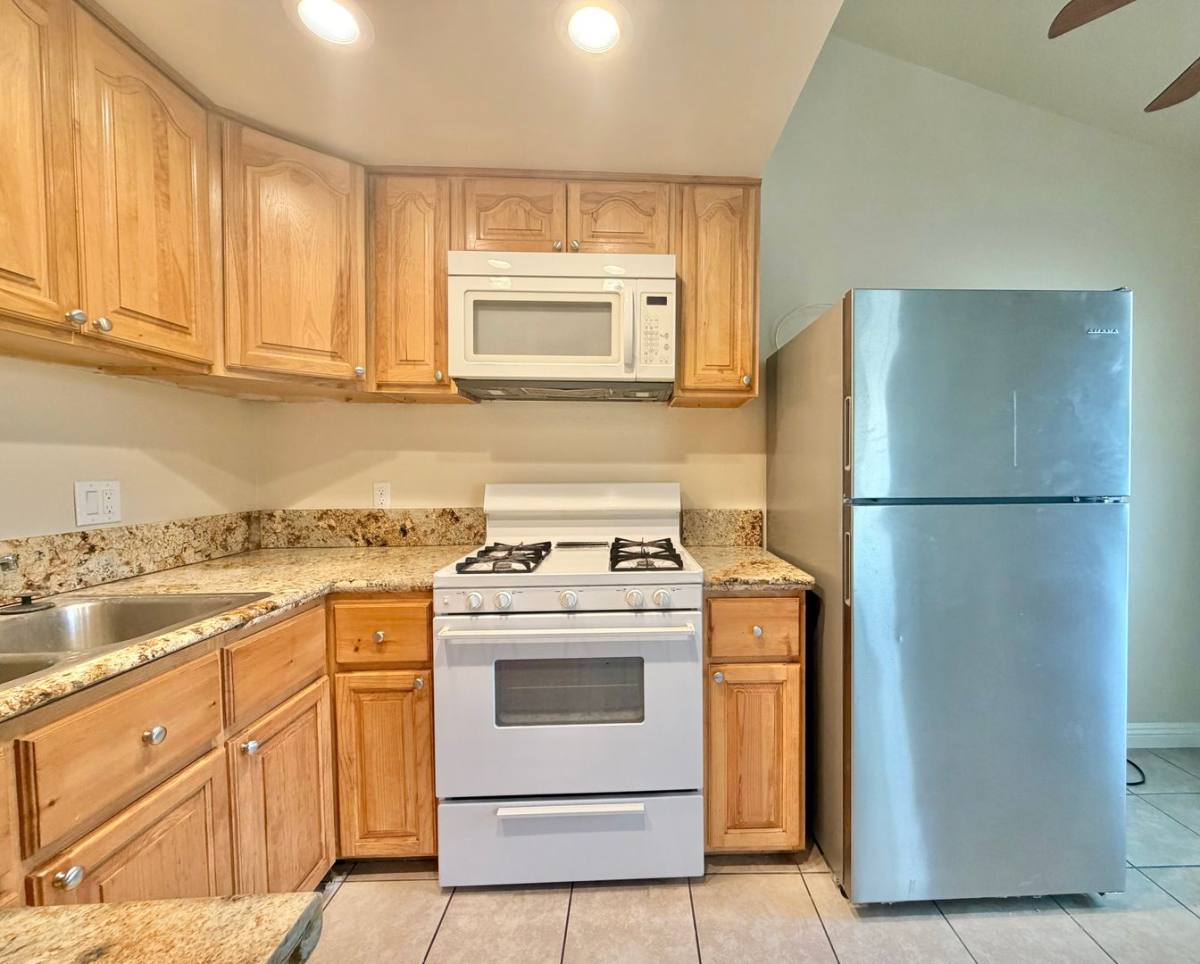 Apartment for rent at 561 Desert View Dr, Palm Springs, CA 92264