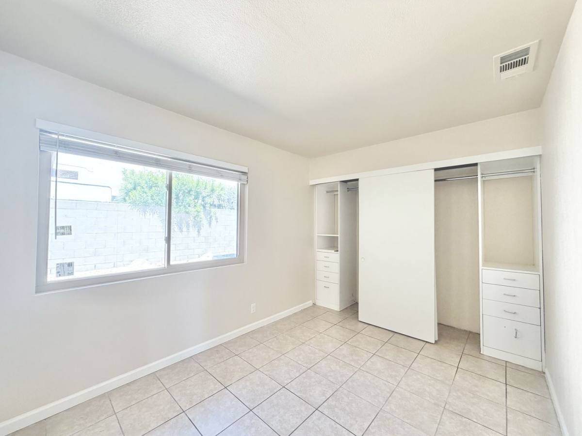 Apartment for rent at 561 Desert View Dr, Palm Springs, CA 92264