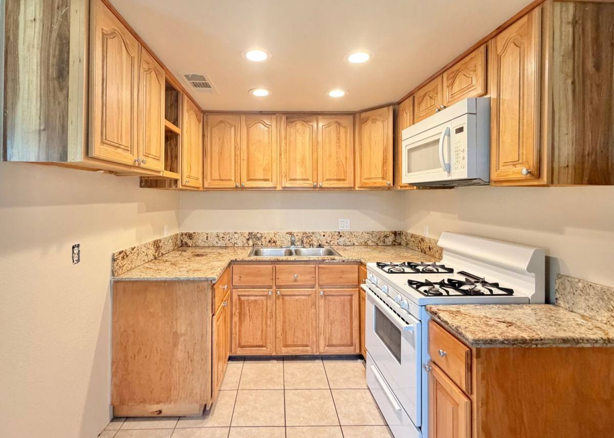 Apartment for rent at 561 Desert View Dr, Palm Springs, CA 92264