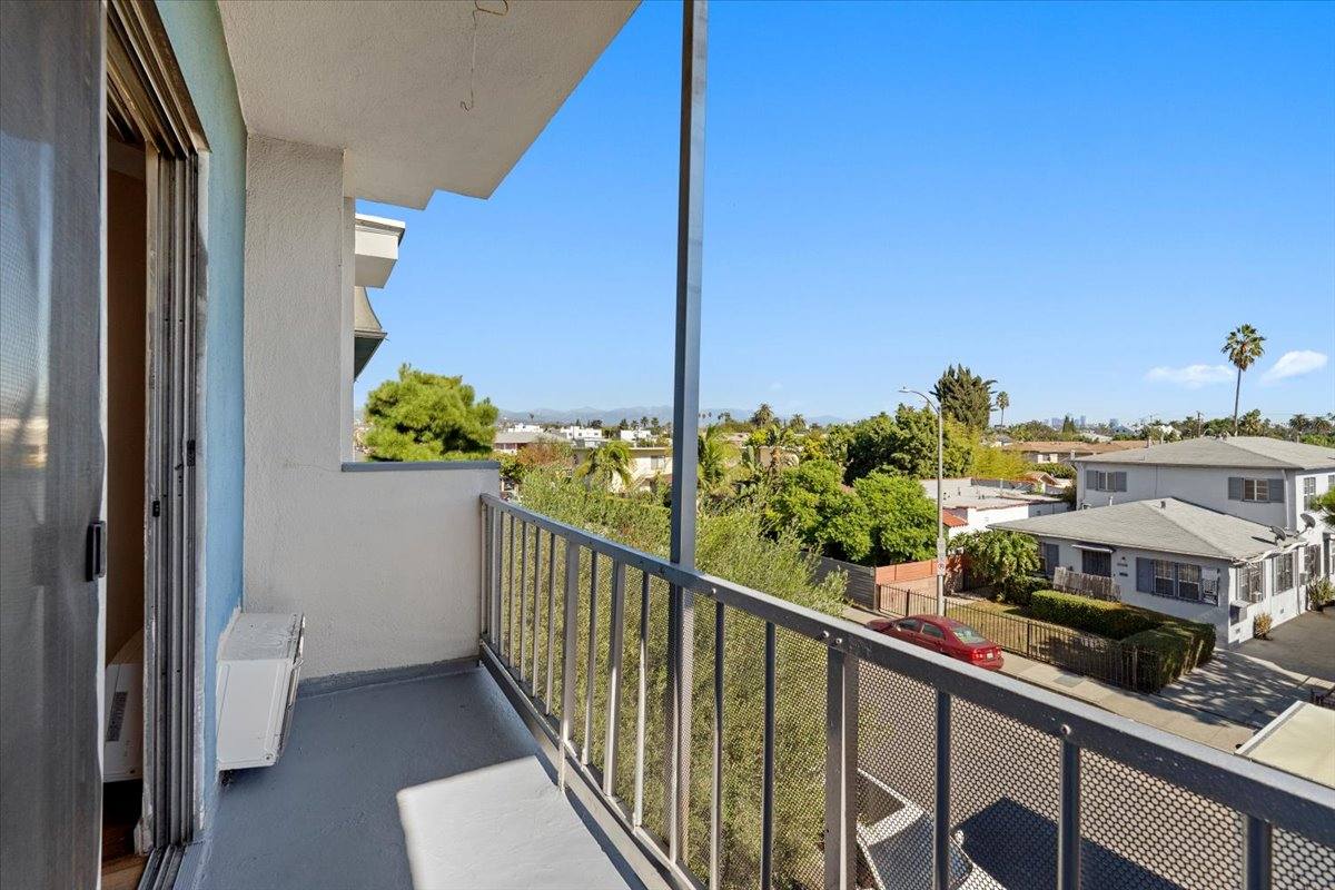 Apartment for rent at 2233 S Ridgeley Dr #301, Los Angeles, CA 90016