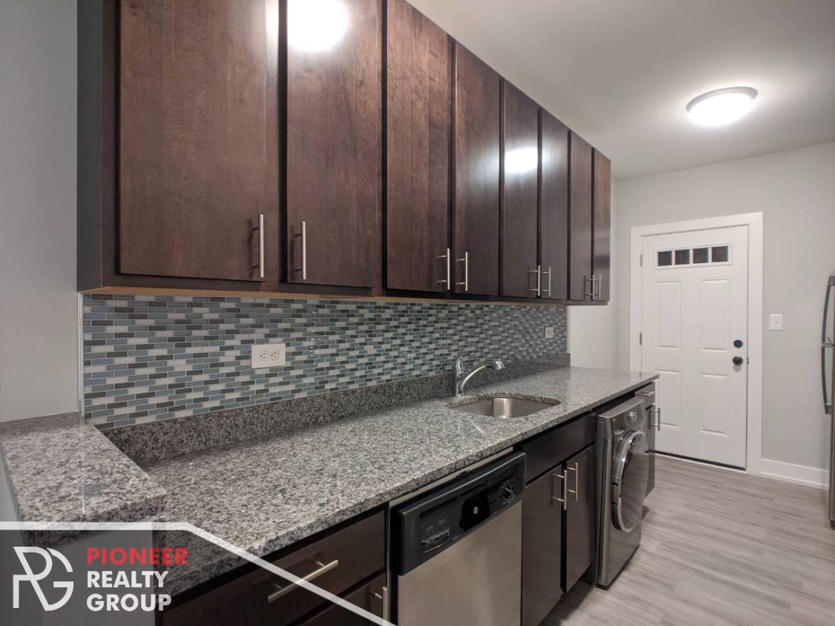 Apartment for rent at 701 W Brompton, Chicago, IL 60657