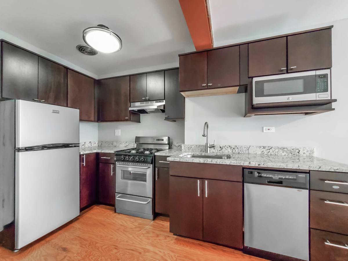 Apartment for rent at 639 W Grace St, Chicago, IL 60613