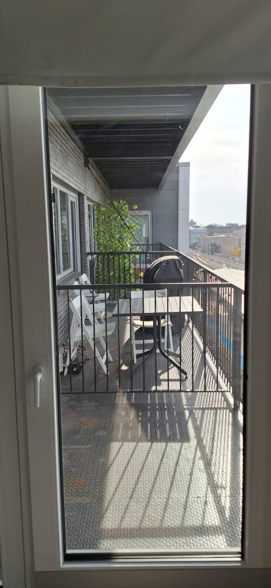 Apartment for rent at 941 W Belmont Ave, Chicago, IL 60657