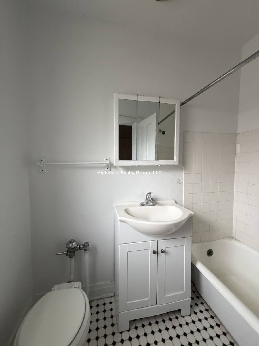 Apartment for rent at 1421 W Farwell Ave, Chicago, IL 60626