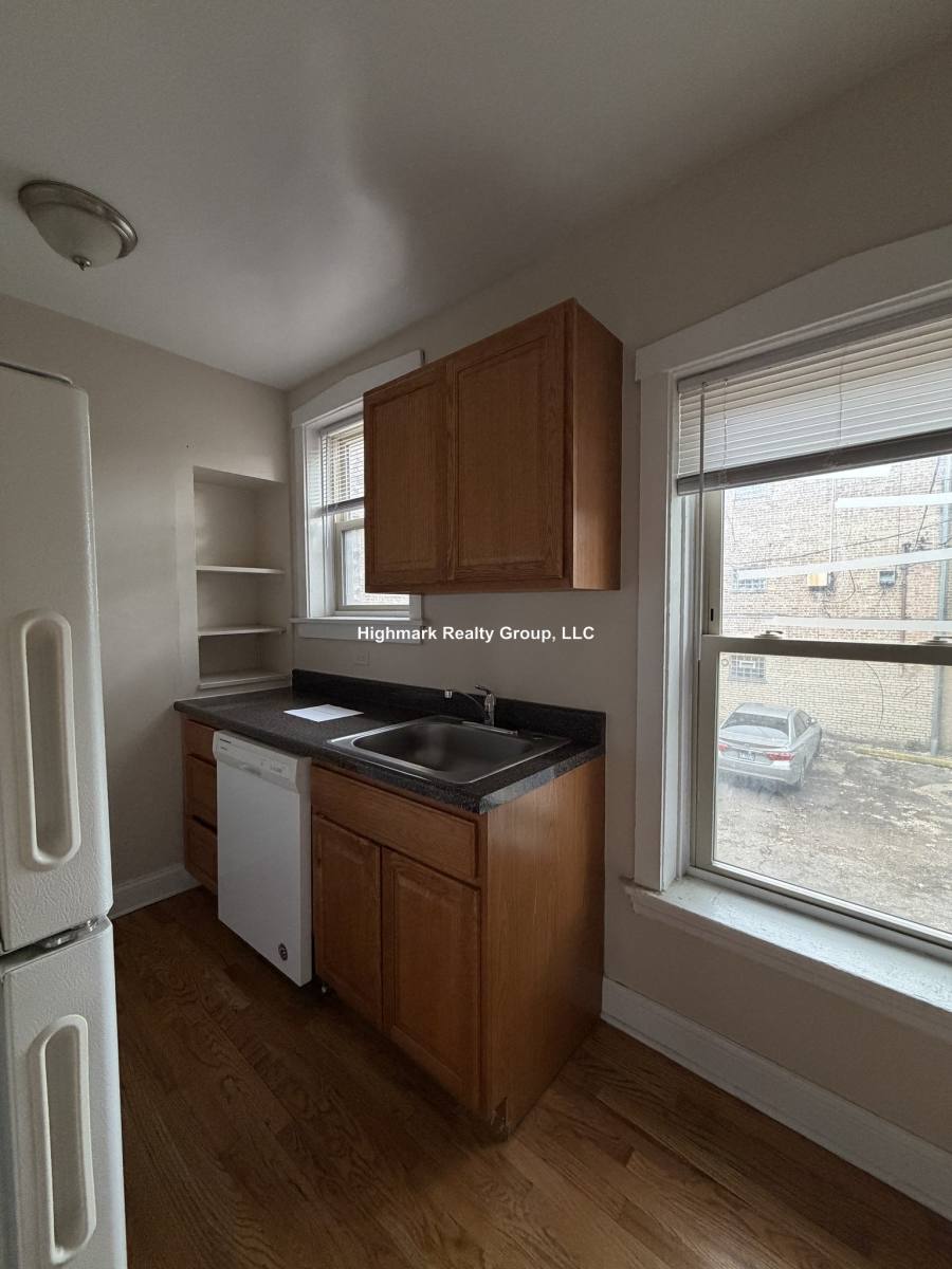 Apartment for rent at 1421 W Farwell Ave, Chicago, IL 60626