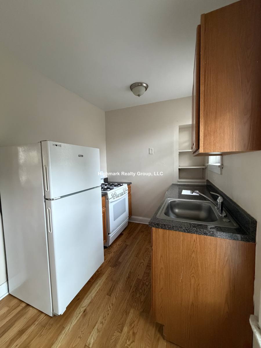 Apartment for rent at 1421 W Farwell Ave, Chicago, IL 60626