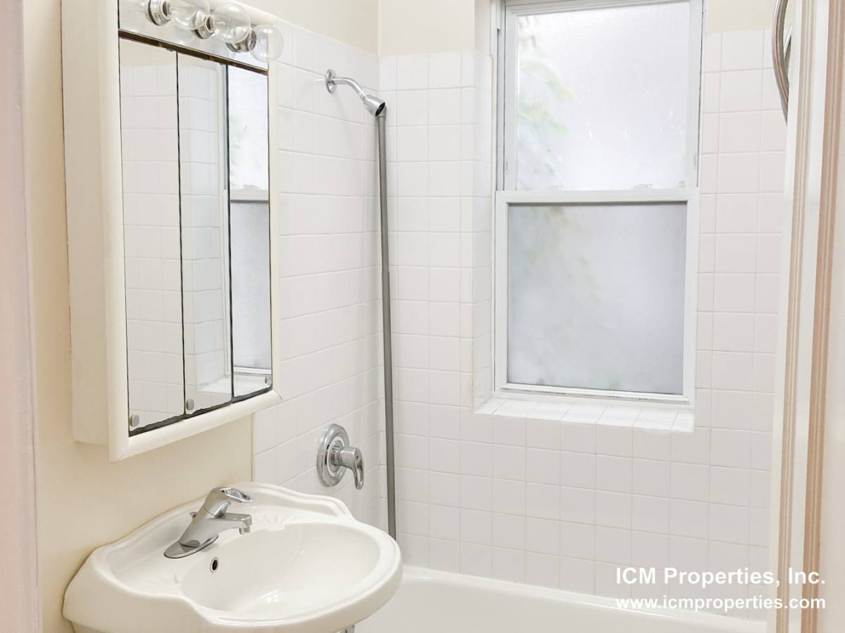 Apartment for rent at 1941 W Winnemac Ave #1, Chicago, IL 60640