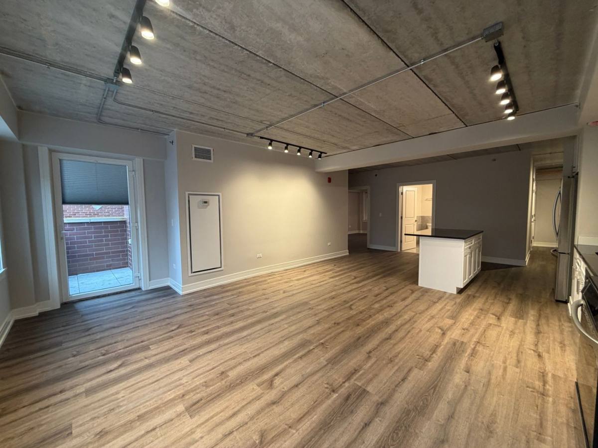 Apartment for rent at 952 W Carmen Ave #202, Chicago, IL 60640