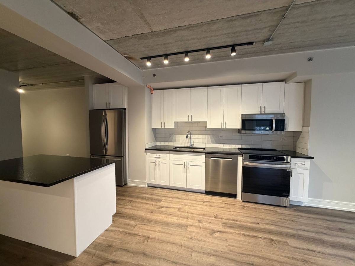 Apartment for rent at 952 W Carmen Ave #202, Chicago, IL 60640