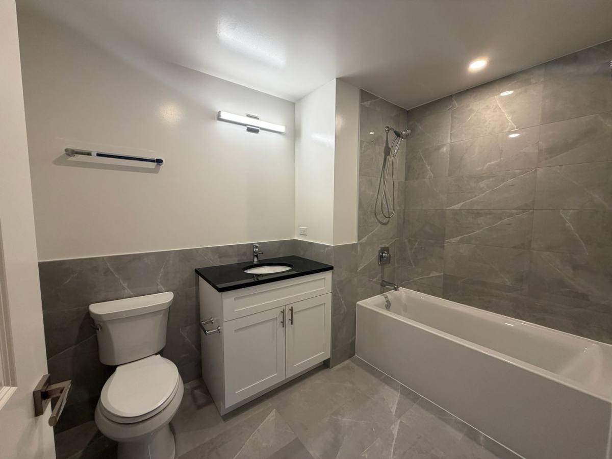 Apartment for rent at 952 W Carmen Ave #202, Chicago, IL 60640