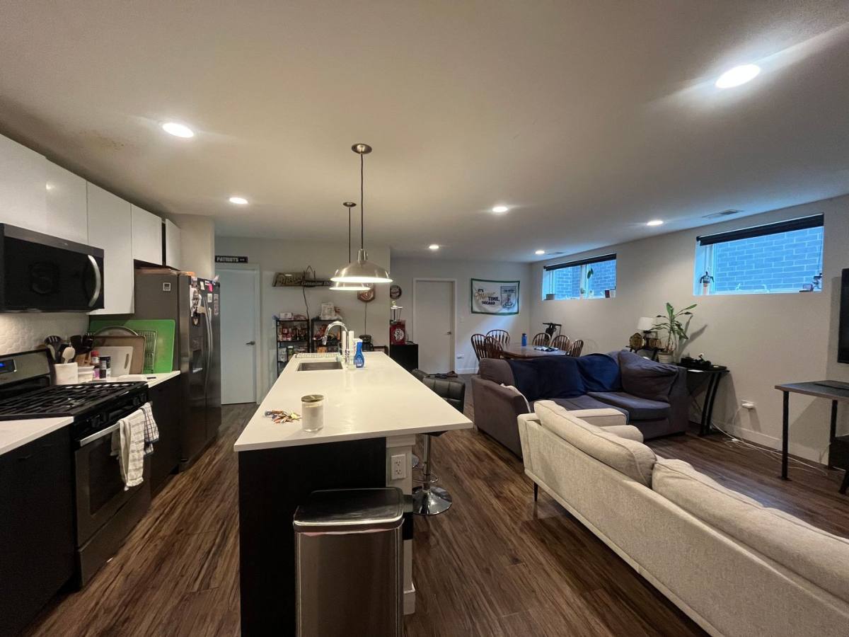 Apartment for rent at 1045 W Cornelia Ave #102, Chicago, IL 60657