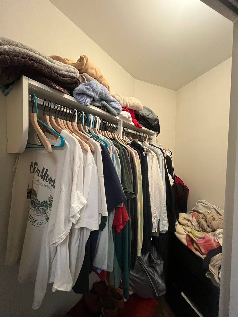 Apartment for rent at 1045 W Cornelia Ave #102, Chicago, IL 60657