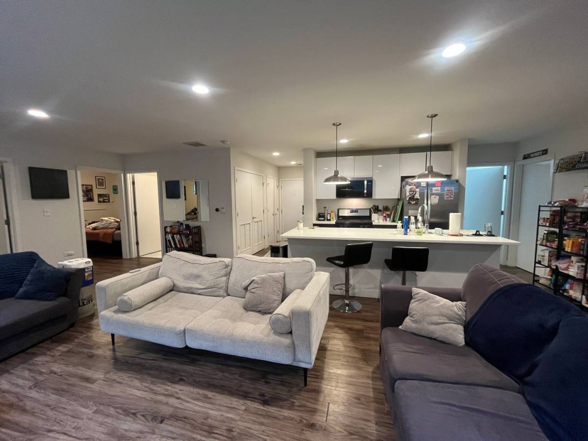 Apartment for rent at 1045 W Cornelia Ave #102, Chicago, IL 60657