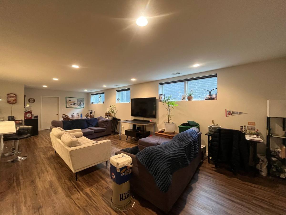 Apartment for rent at 1045 W Cornelia Ave #102, Chicago, IL 60657