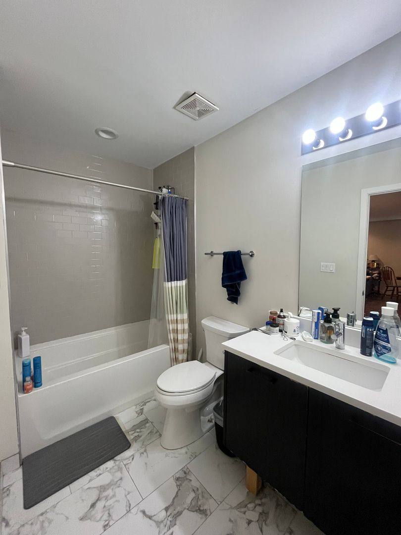 Apartment for rent at 1045 W Cornelia Ave #102, Chicago, IL 60657