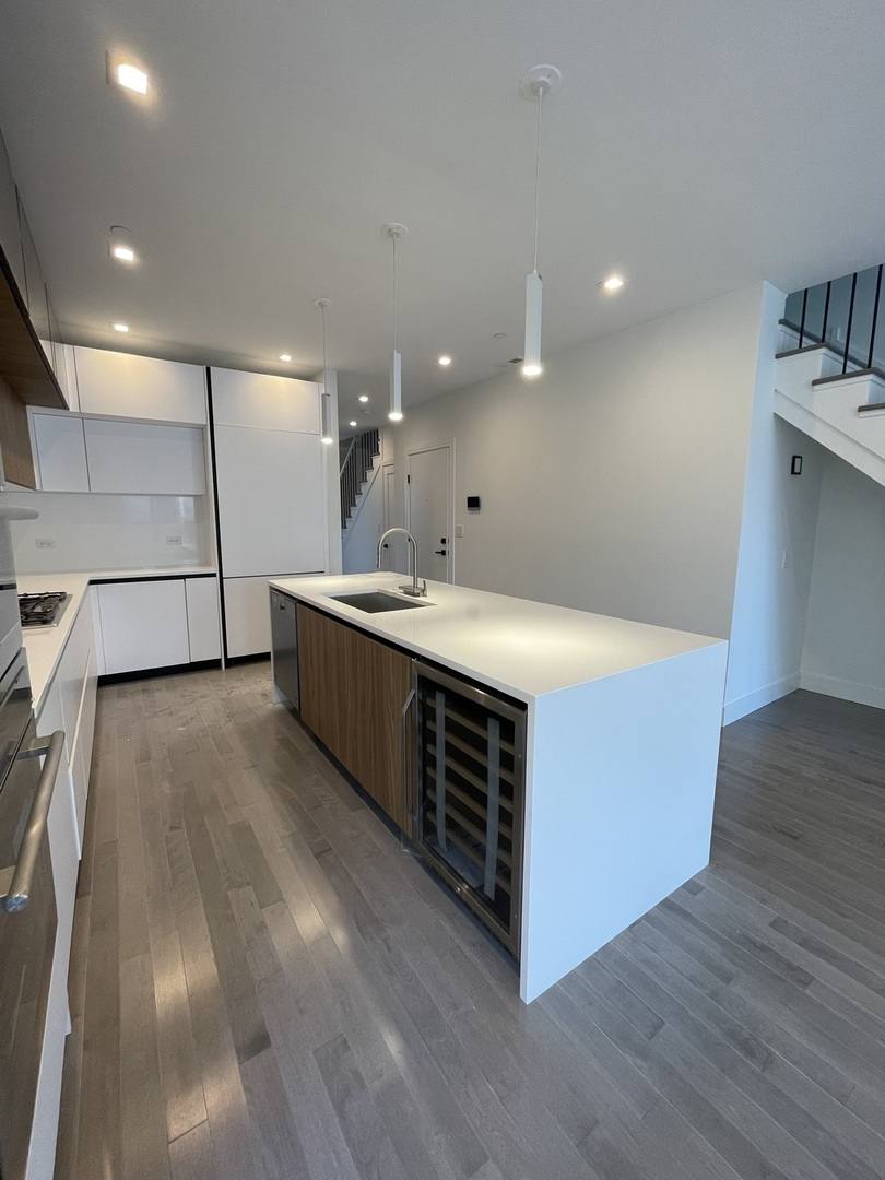 Apartment for rent at 719 N Elizabeth St #3S, Chicago, IL 60642