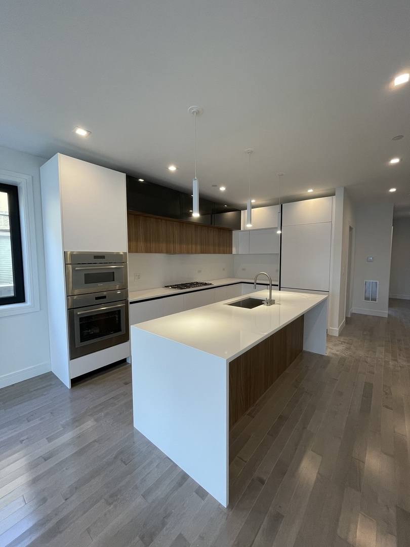 Apartment for rent at 719 N Elizabeth St #3S, Chicago, IL 60642