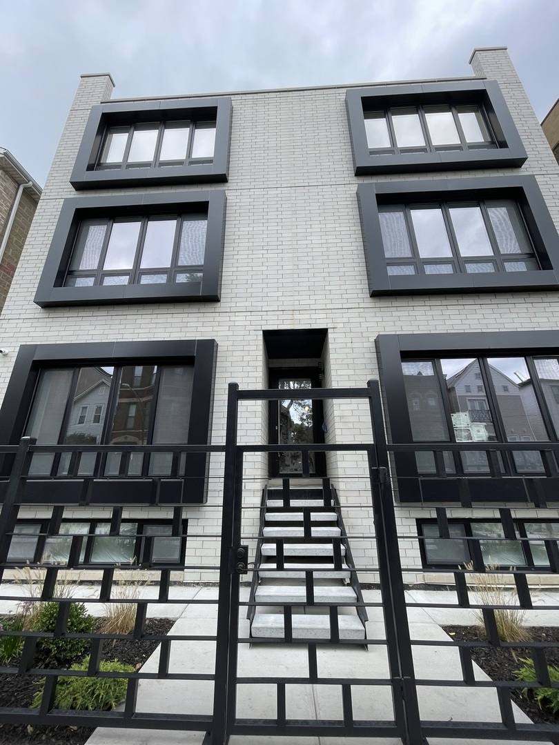 Apartment for rent at 719 N Elizabeth St #3S, Chicago, IL 60642