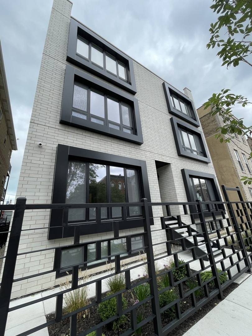 Apartment for rent at 719 N Elizabeth St #3S, Chicago, IL 60642