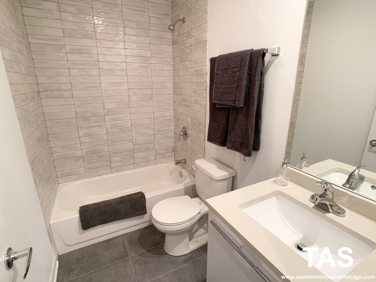 Apartment for rent at 940 W Winona St, Chicago, IL 60640