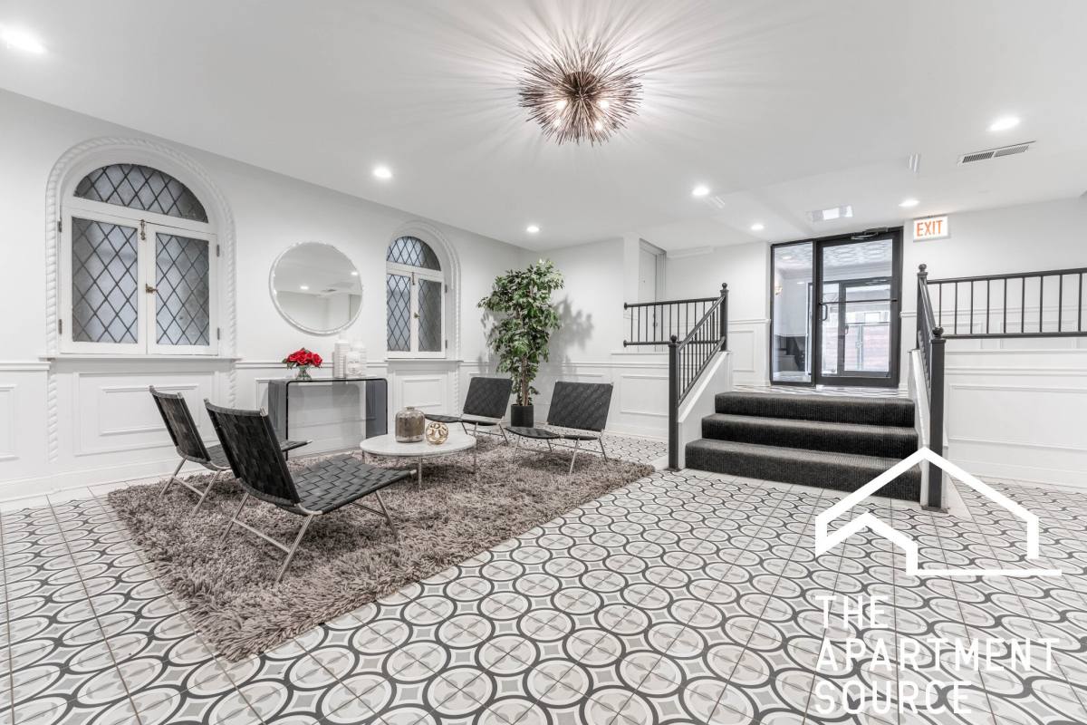 Apartment for rent at 940 W Winona St, Chicago, IL 60640