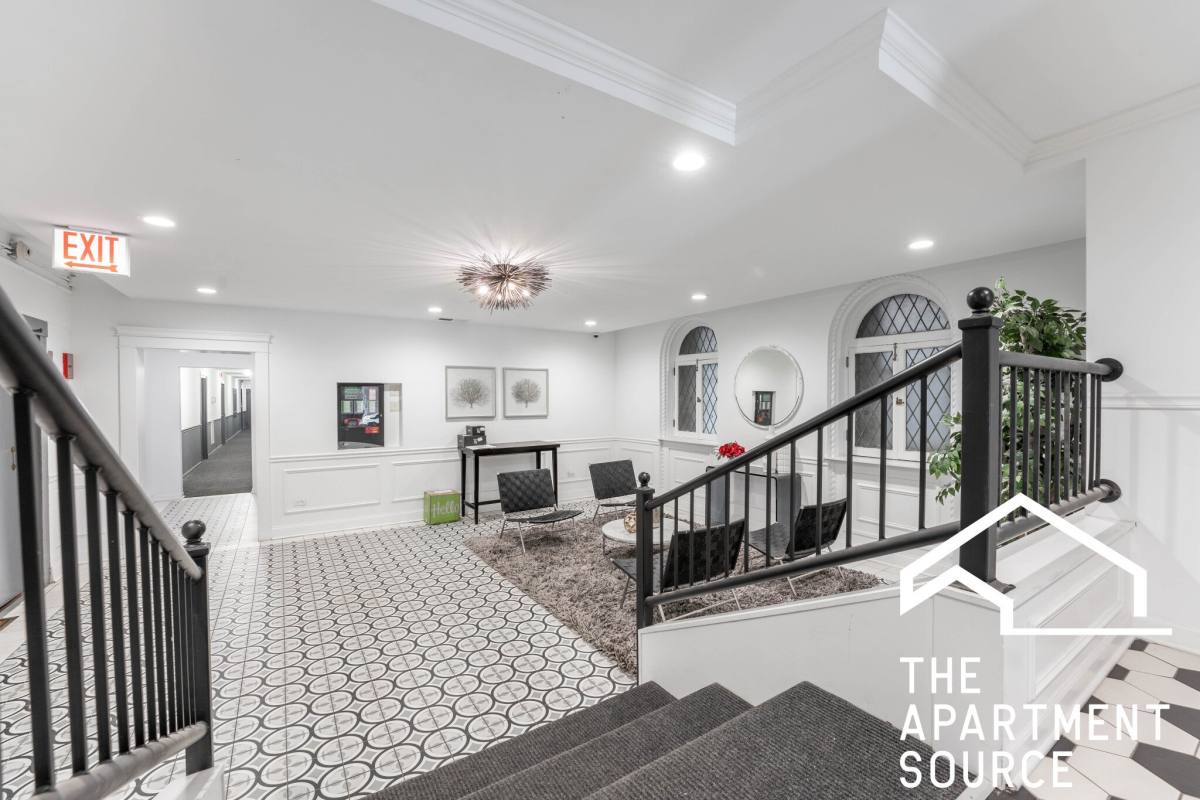 Apartment for rent at 940 W Winona St, Chicago, IL 60640