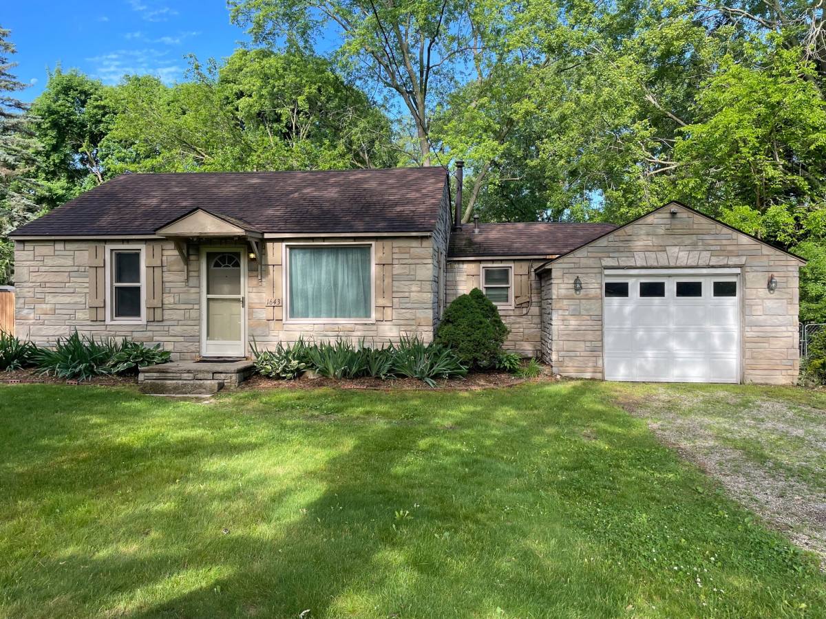 House for rent at 1643 Alma Ave, Waterford, MI 48327