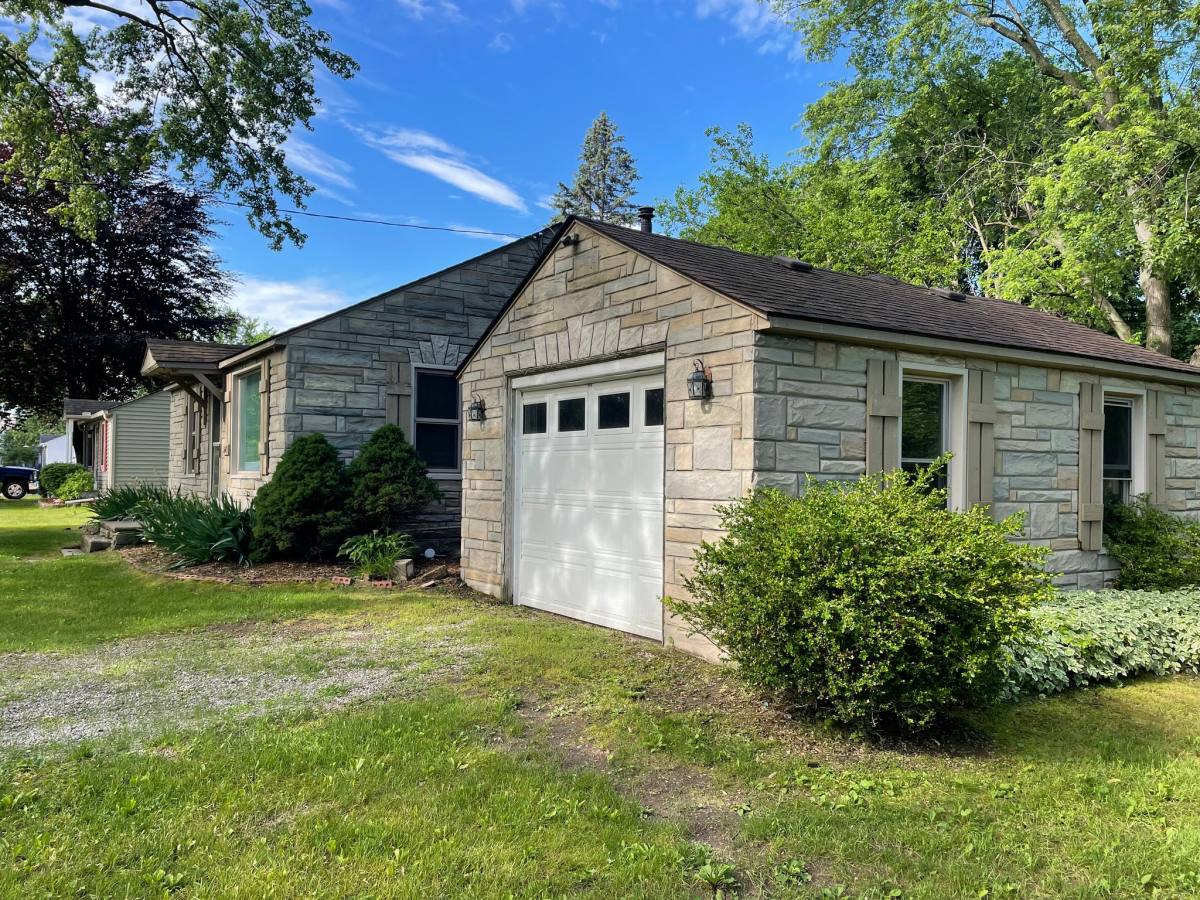 House for rent at 1643 Alma Ave, Waterford, MI 48327