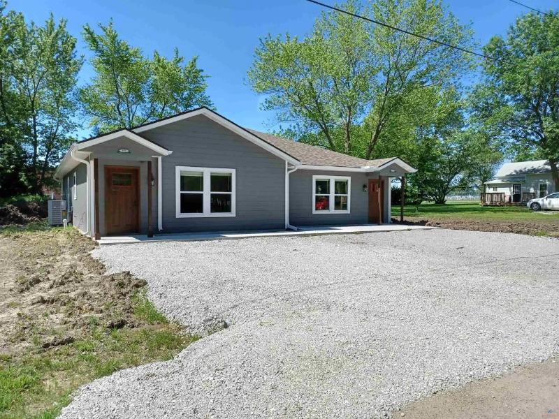 Townhouse for rent at 400 W Benton St, Green Ridge, MO 65332
