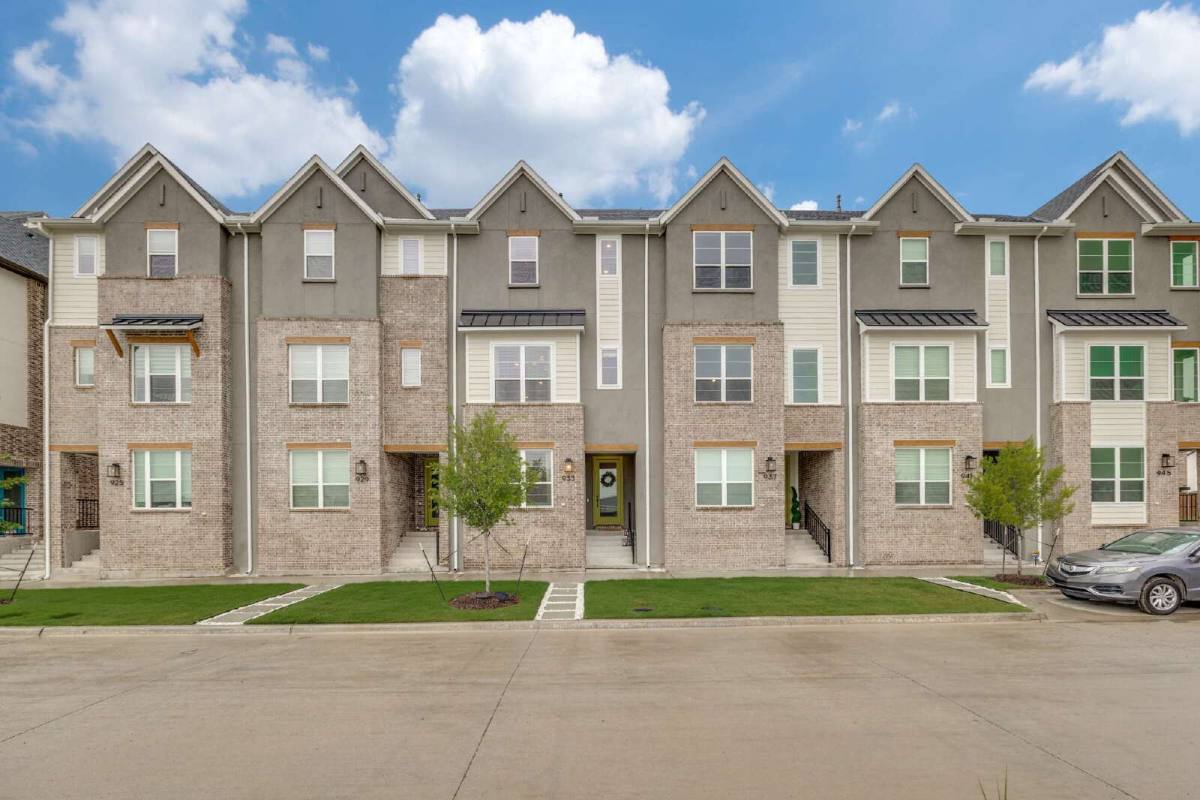 Townhouse for rent at 933 Heights Way, Plano, TX 75075
