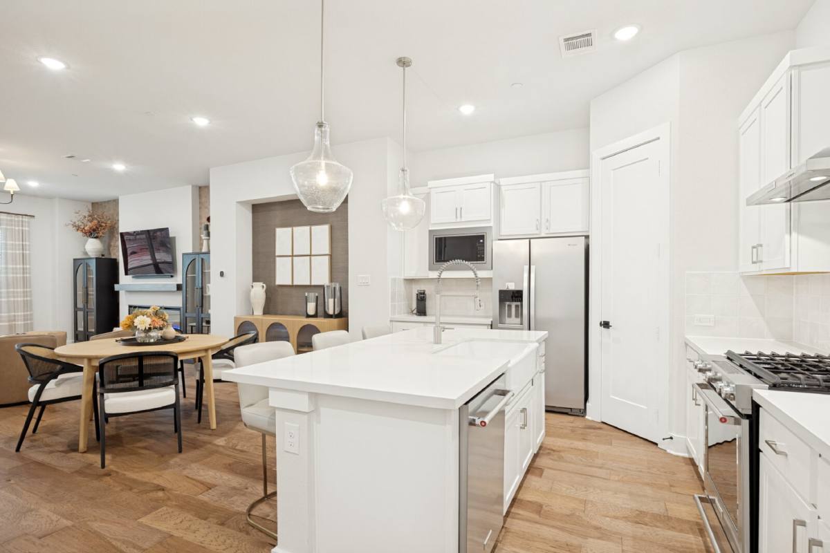 Townhouse for rent at 933 Heights Way, Plano, TX 75075