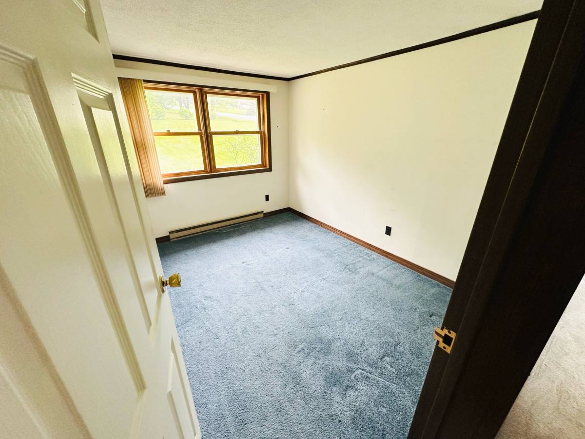 House for rent at 16 J R Dr, Lincoln, ME 04457