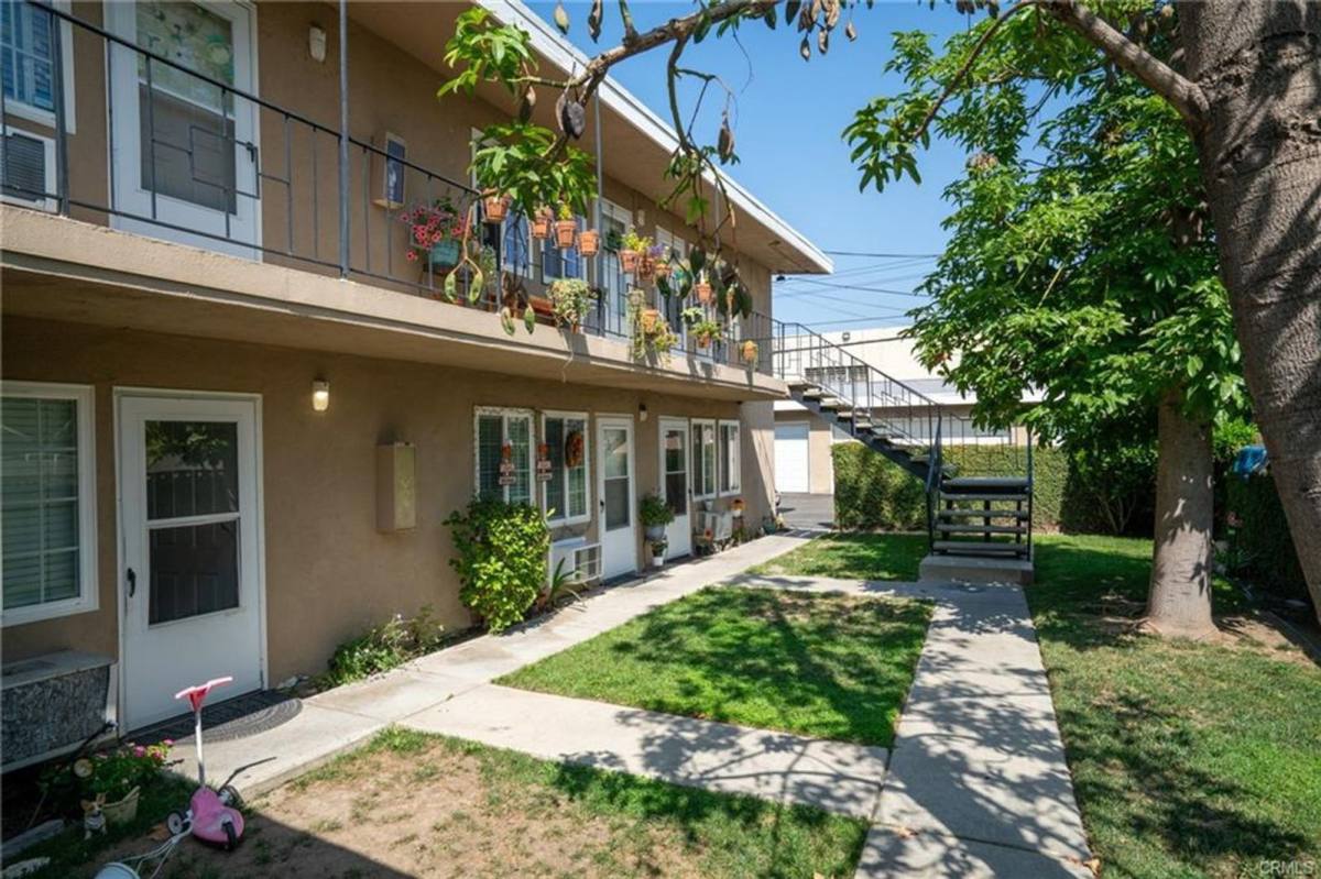 Apartment for rent at 2119 E Westport Dr #7, Anaheim, CA 92806