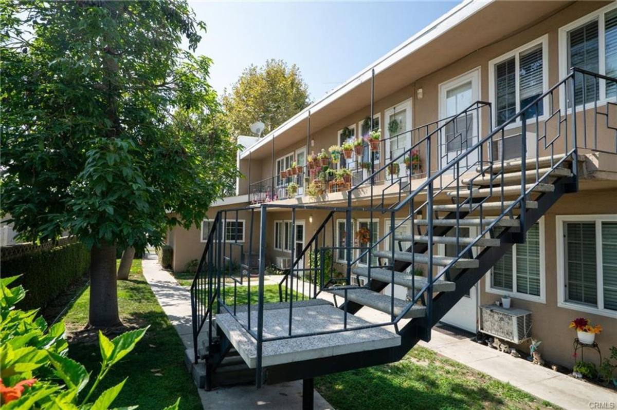 Apartment for rent at 2119 E Westport Dr #7, Anaheim, CA 92806