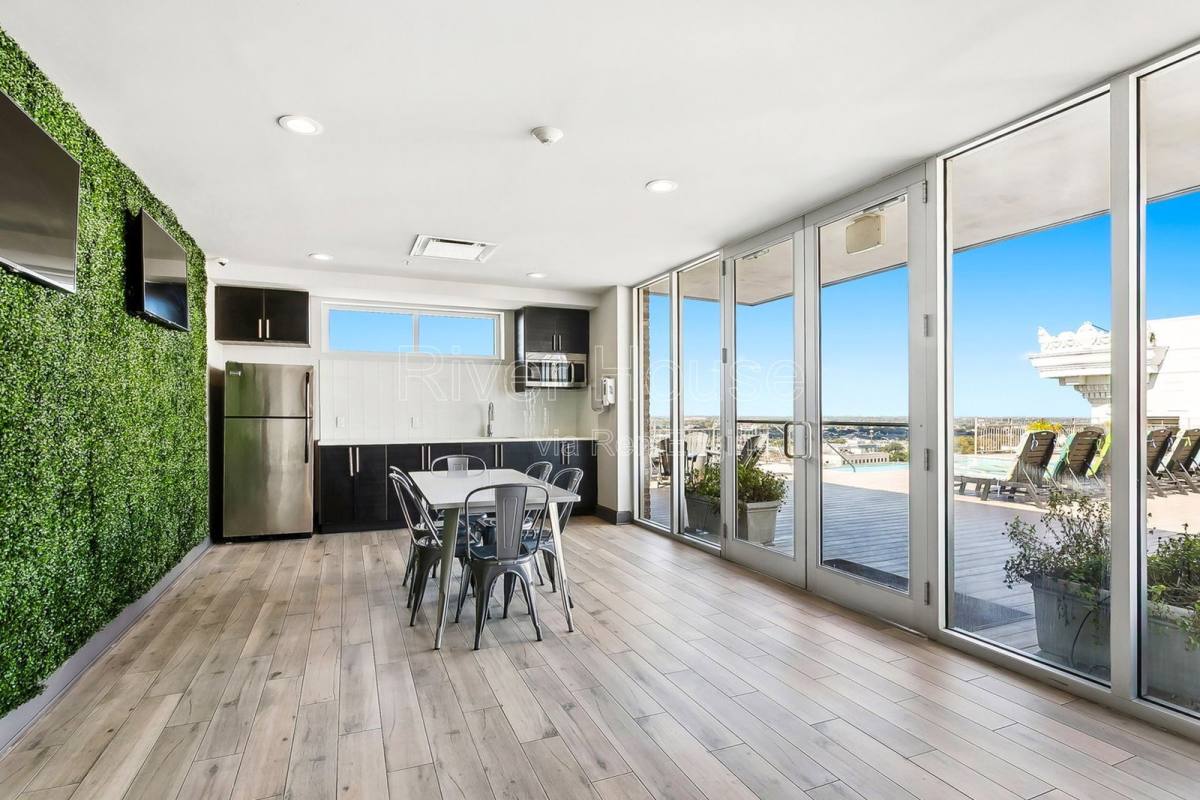 Apartment for rent at 925 Common St #902, New Orleans, LA 70112