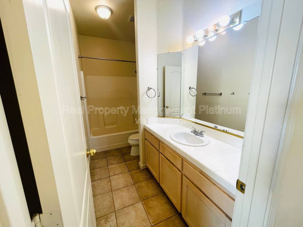House for rent at 2982 E Granada Ave, Fresno, CA 93720