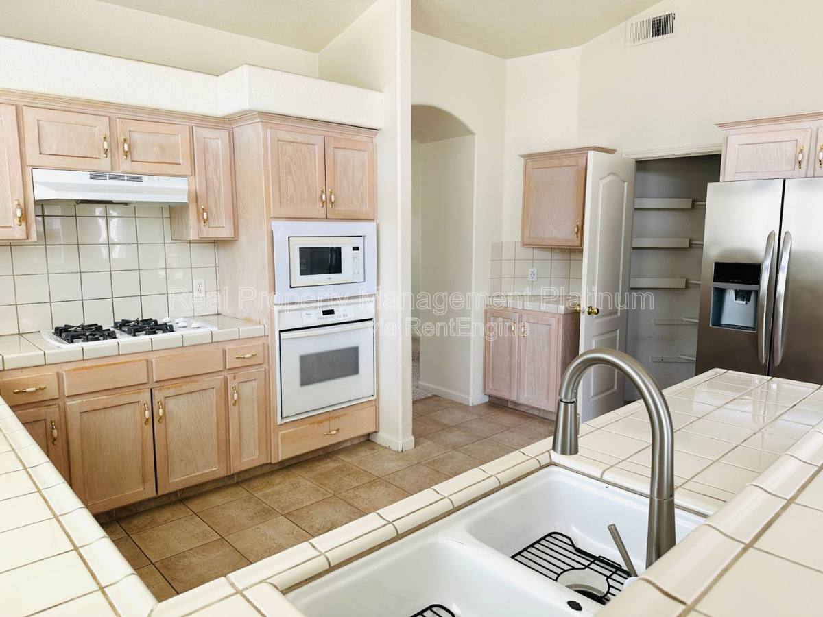 House for rent at 2982 E Granada Ave, Fresno, CA 93720