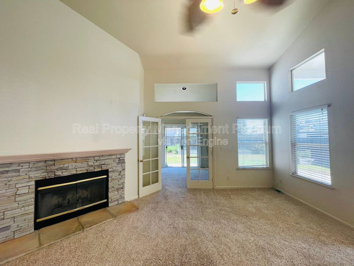 House for rent at 2982 E Granada Ave, Fresno, CA 93720