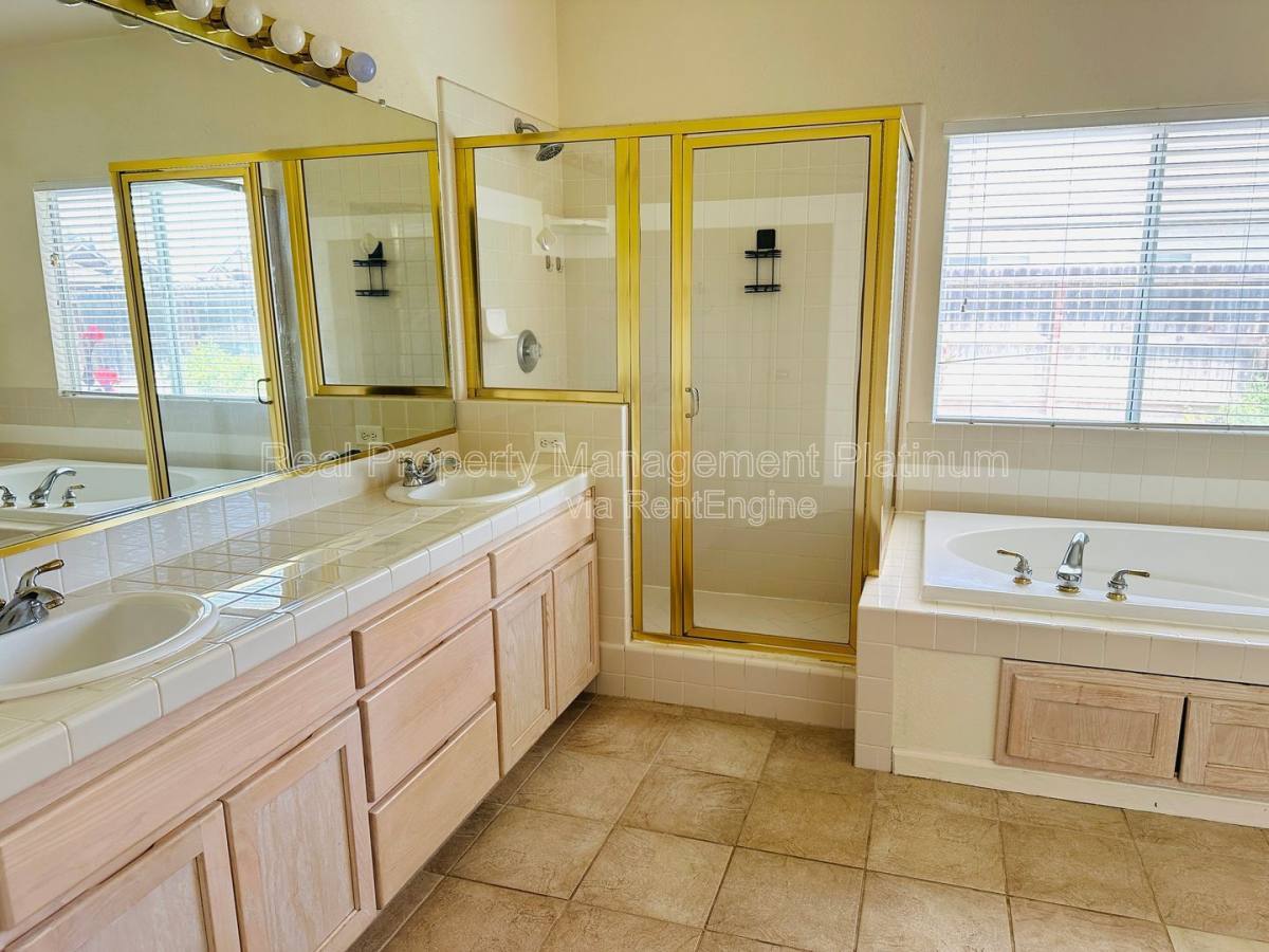 House for rent at 2982 E Granada Ave, Fresno, CA 93720