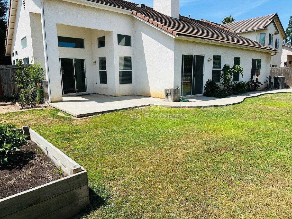 House for rent at 2982 E Granada Ave, Fresno, CA 93720