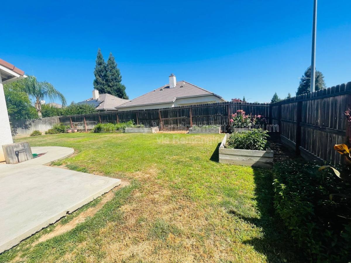 House for rent at 2982 E Granada Ave, Fresno, CA 93720