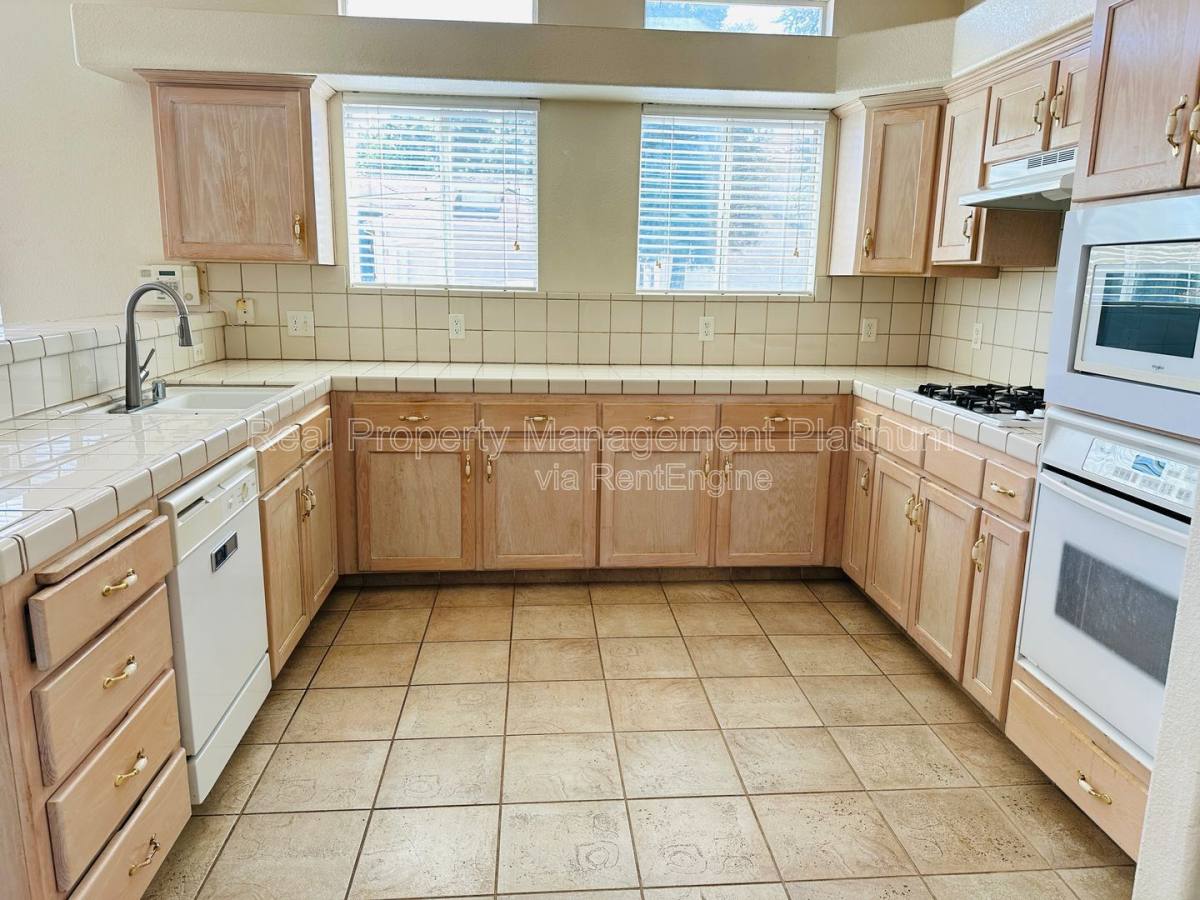 House for rent at 2982 E Granada Ave, Fresno, CA 93720