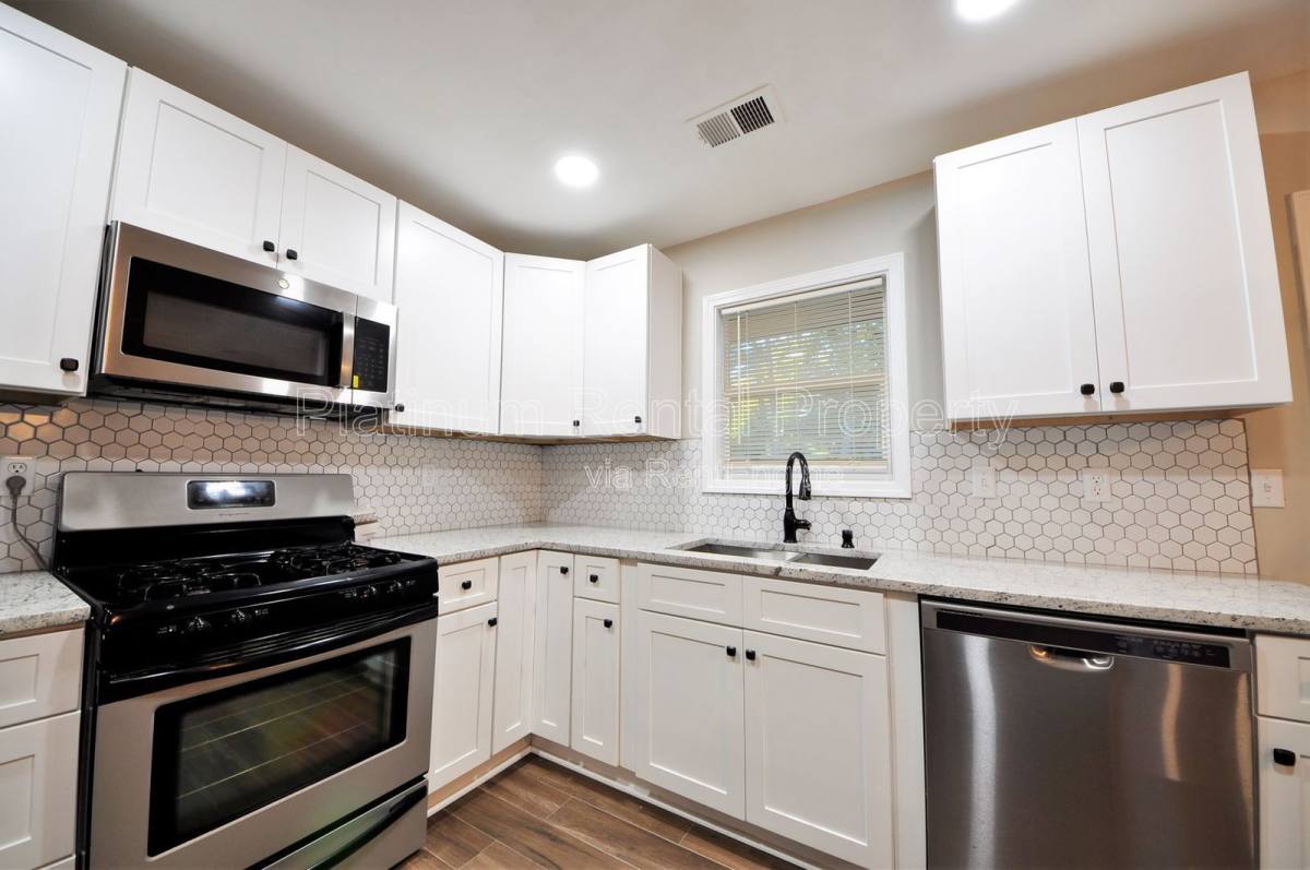 Townhouse for rent at 3572 Kennesaw Station Dr, Kennesaw, GA 30144