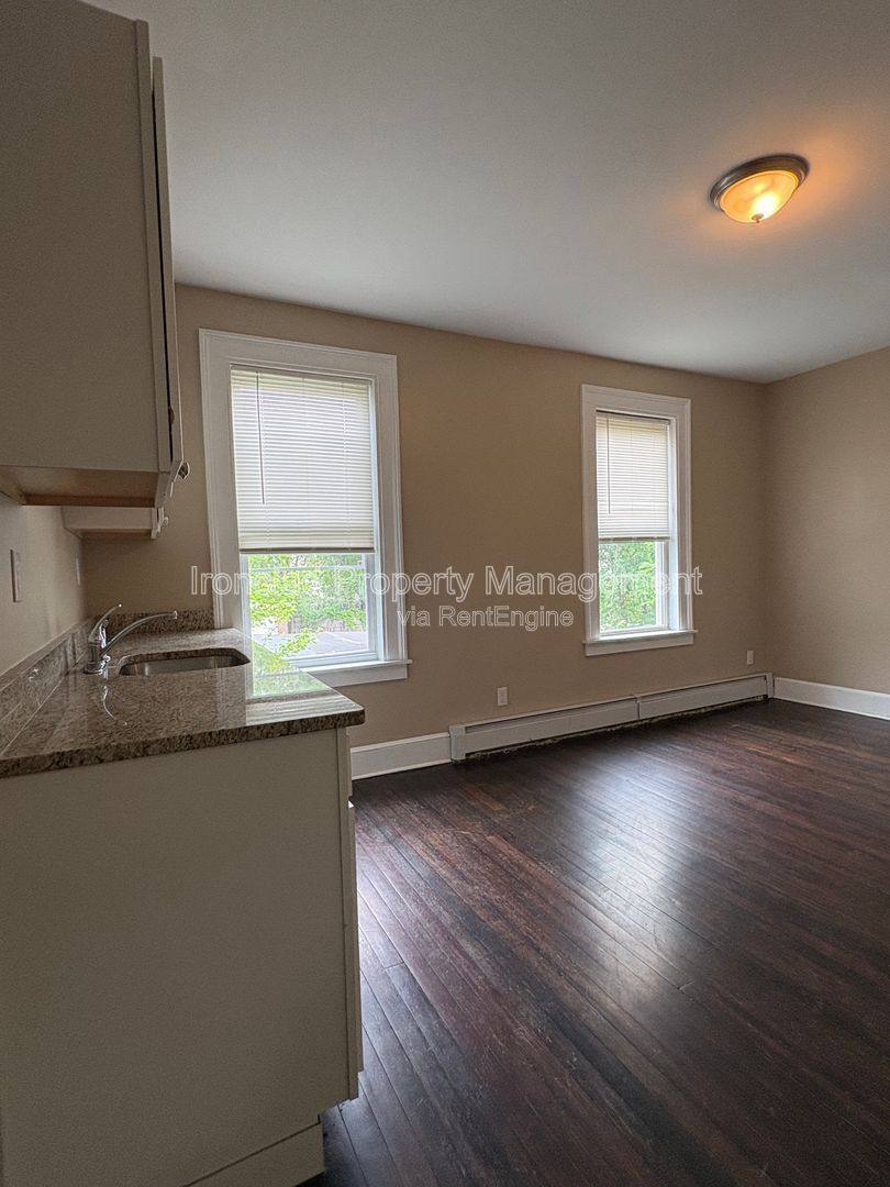 Apartment for rent at 24 Oak St #2, New Britain, CT 06051