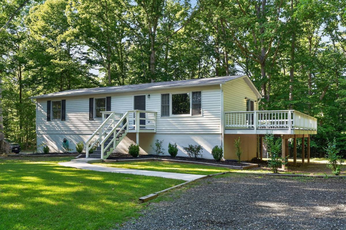 House for rent at 4225 Robinson Rd, Huntingtown, MD 20639